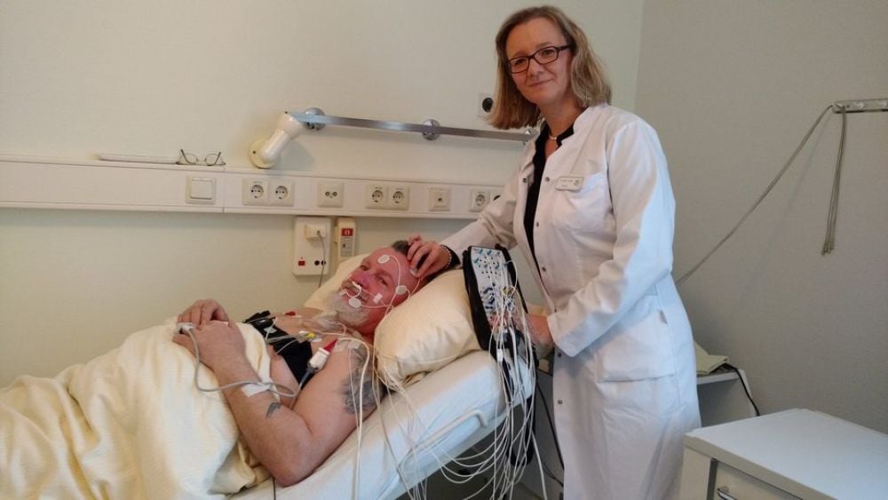 Fachärztin Uta Ziehn bricht eine Lanze für das Nickerchen am Mittag. Sie leitet das Schlaflabor in Ballenstedt und kabelt Patienten Frank Hosang ab.