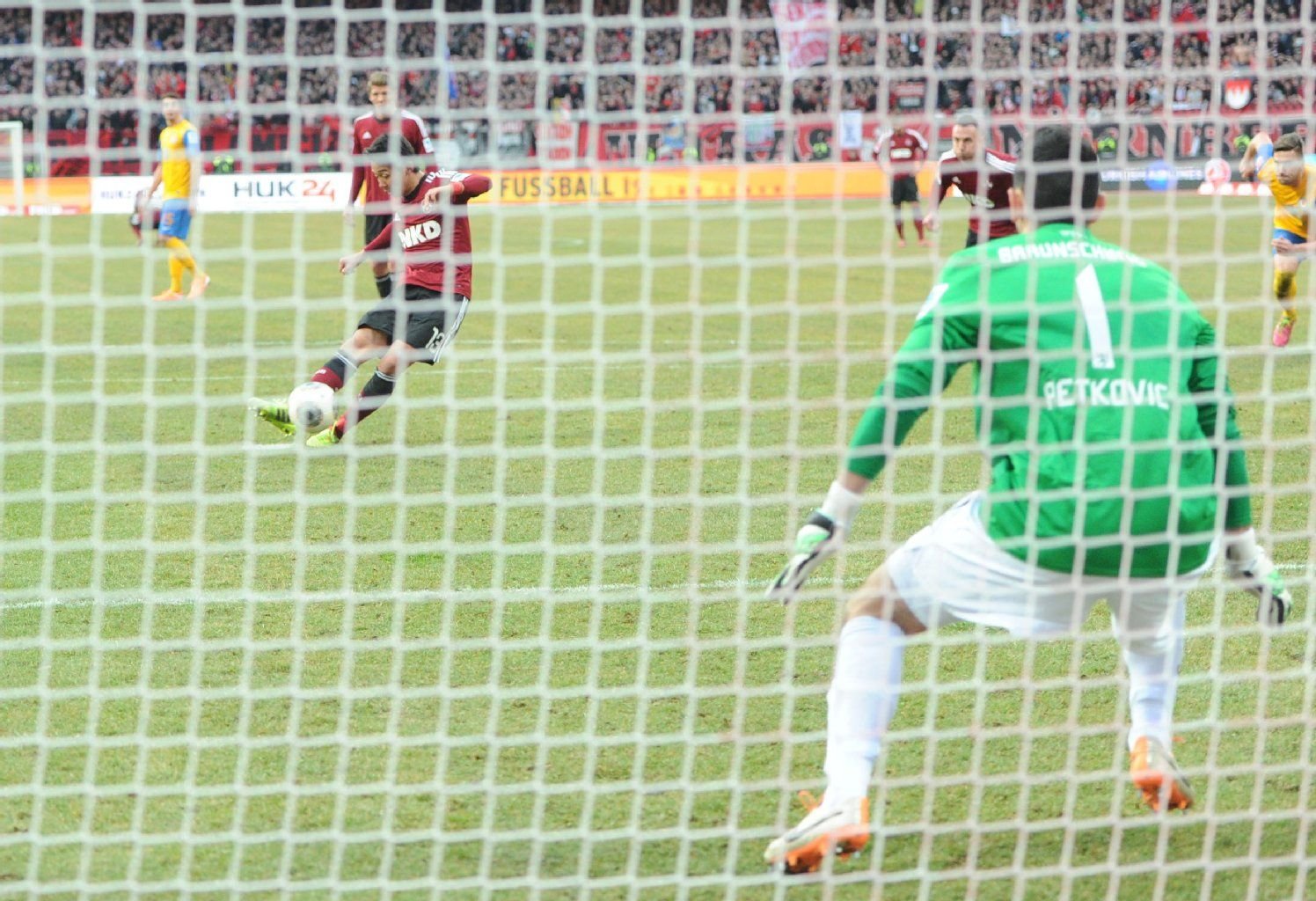 Nürnbergs Hiroshi Kiyotake schießt - doch Braunschweigs Keeper Marjan Petkovic wird parieren.