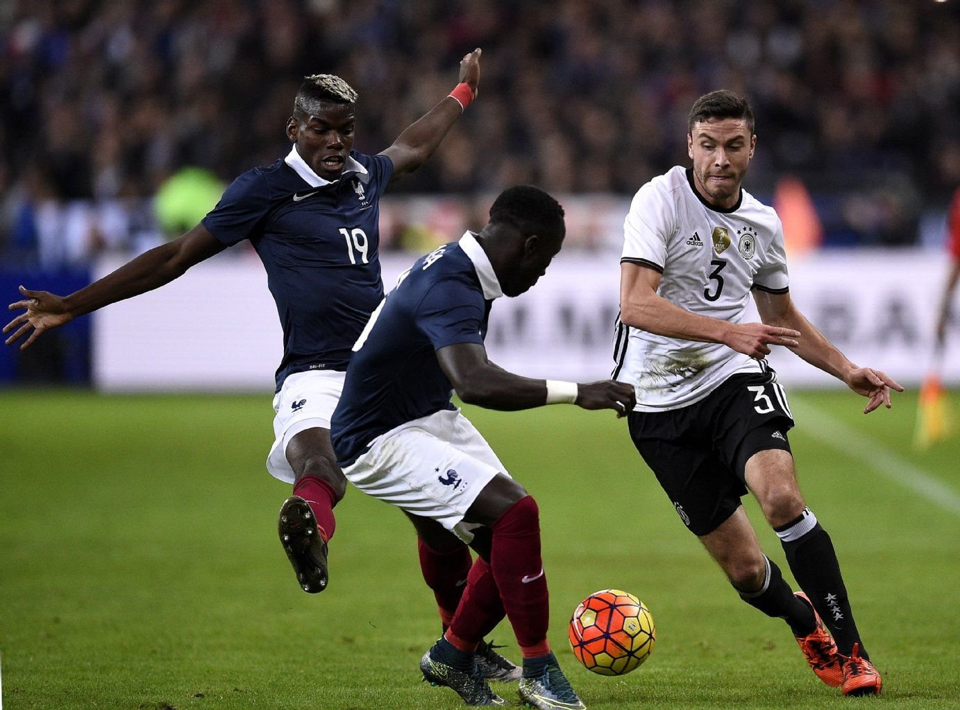 Jonas Hector im Zweikampf mit Paul Pogba (links)und French Bacary Sagna