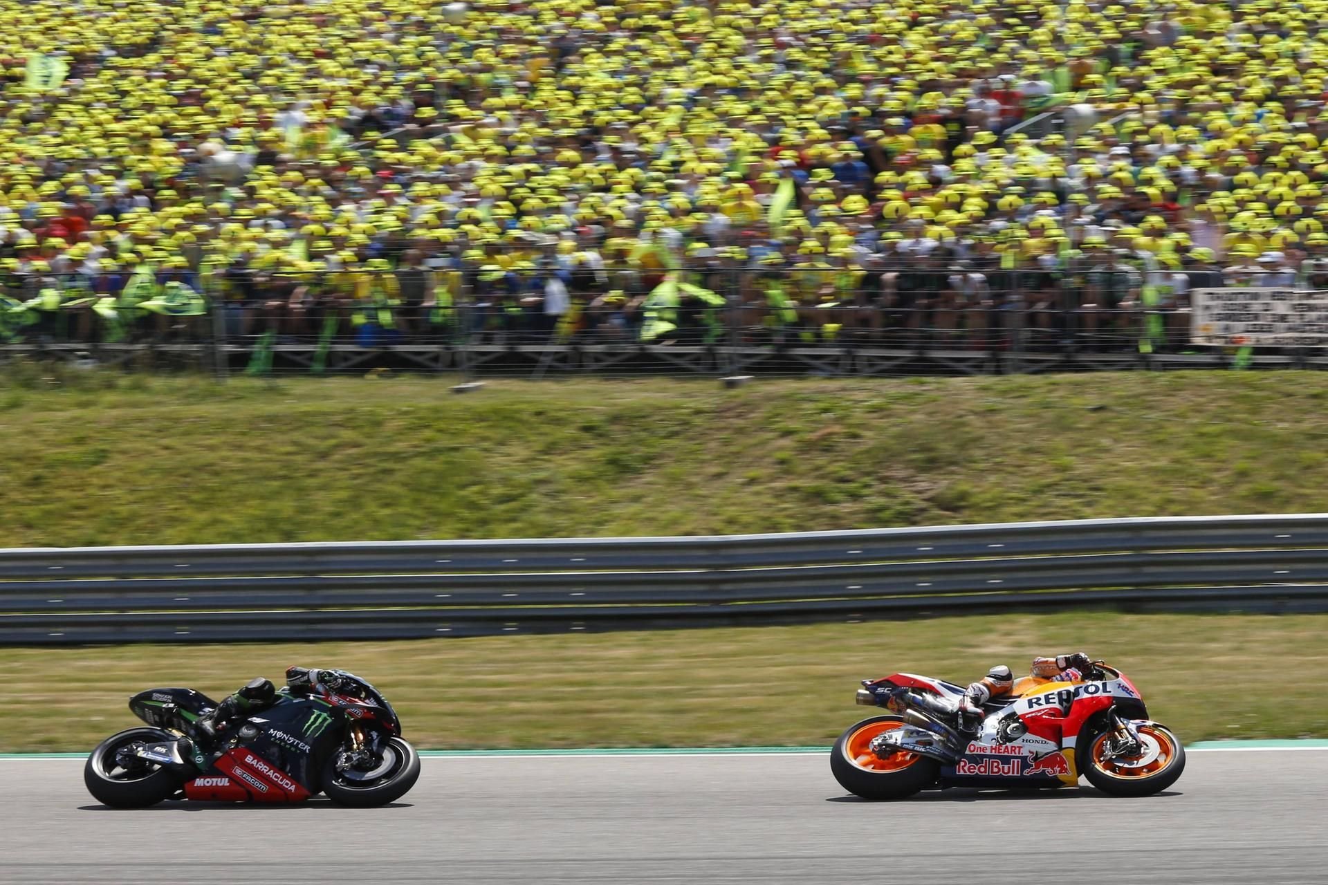 Der Sachsenring bot auch am Sonntag wieder eine stimmungsvolle Kulisse für die Motorrad-Piloten.