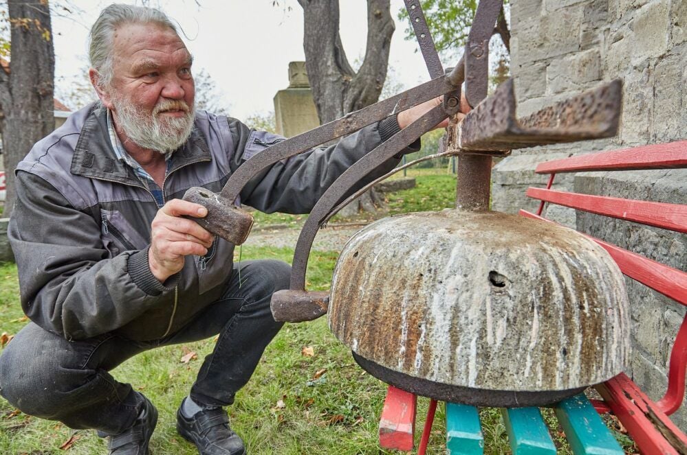 Der Beesenstedter Helmut Ebert begutachtet mit fachmännischem Blick die Klangschalen der Peißener Kirche.