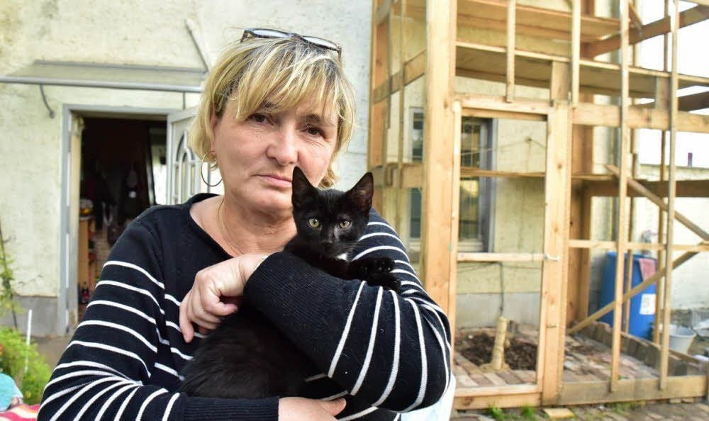 Traurig hält Rita Wagner ein Kätzchen auf dem Arm.