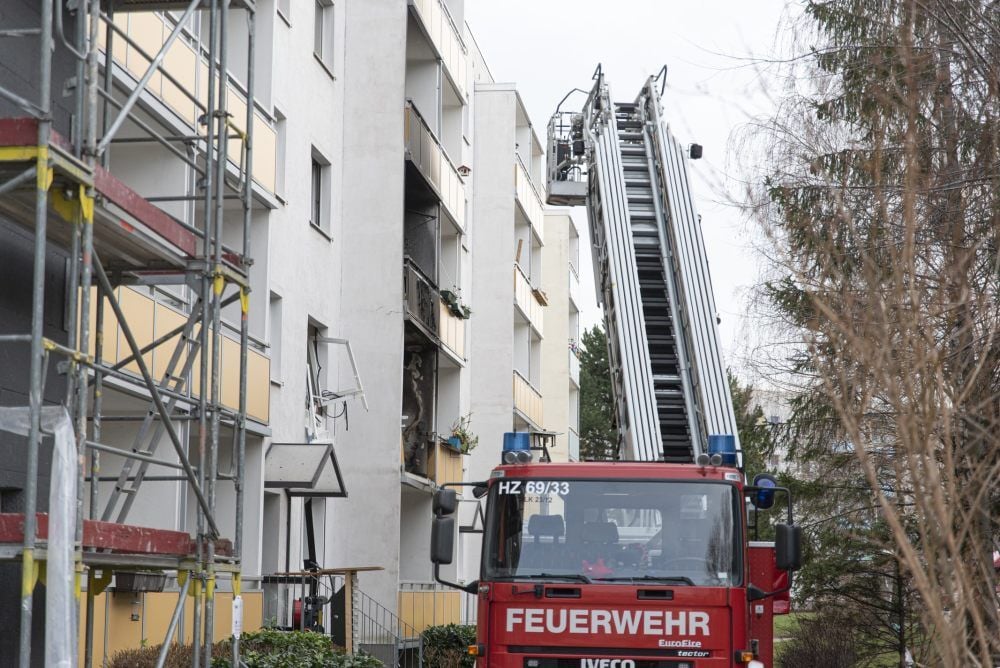 Mit Hilfe einer Drehleiter hat die Feuerwehr am Freitag den Brand gelöscht, der durch die Explosion ausbrach.