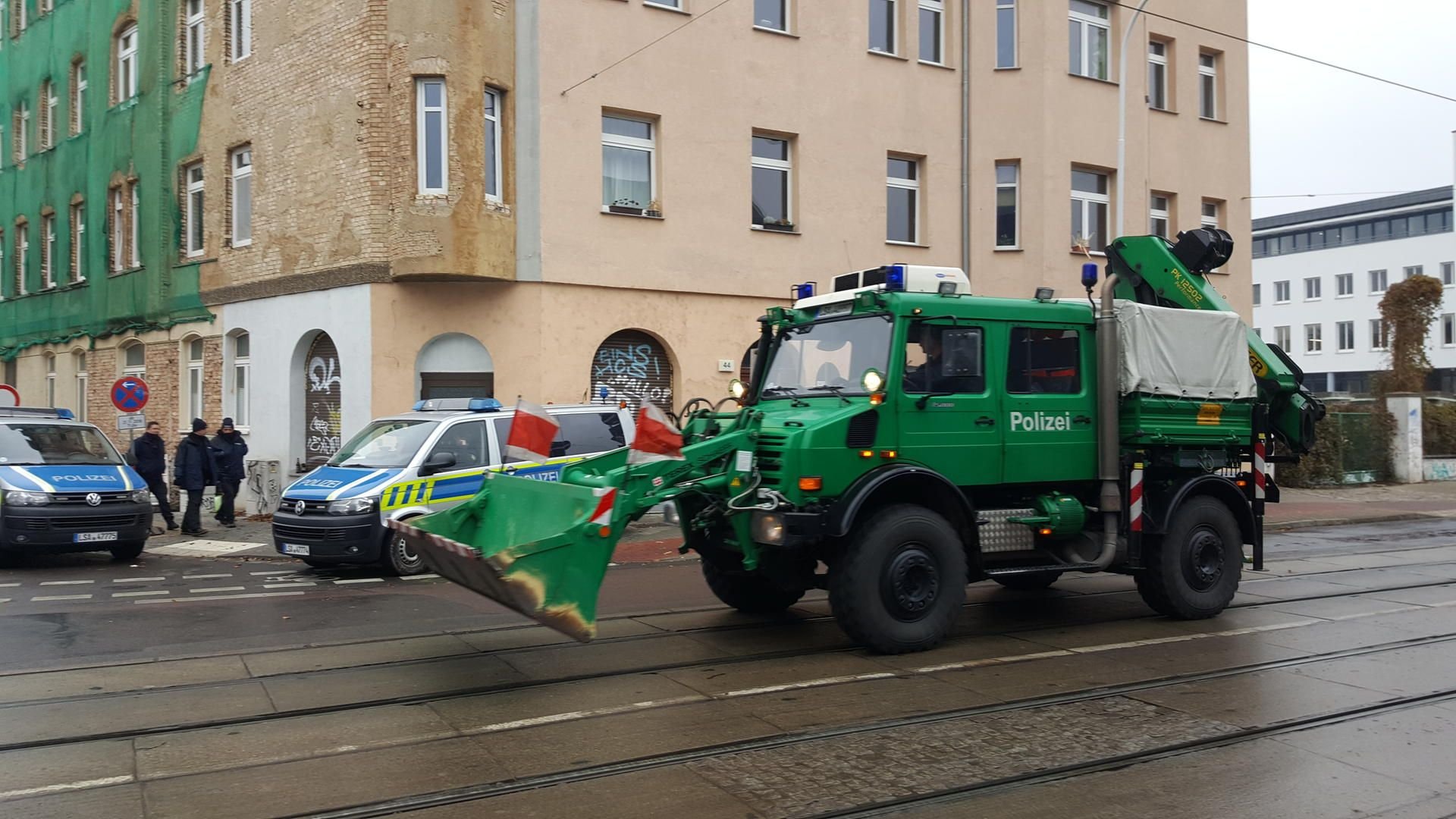 Polizei rückt mit schwerem Gerät an