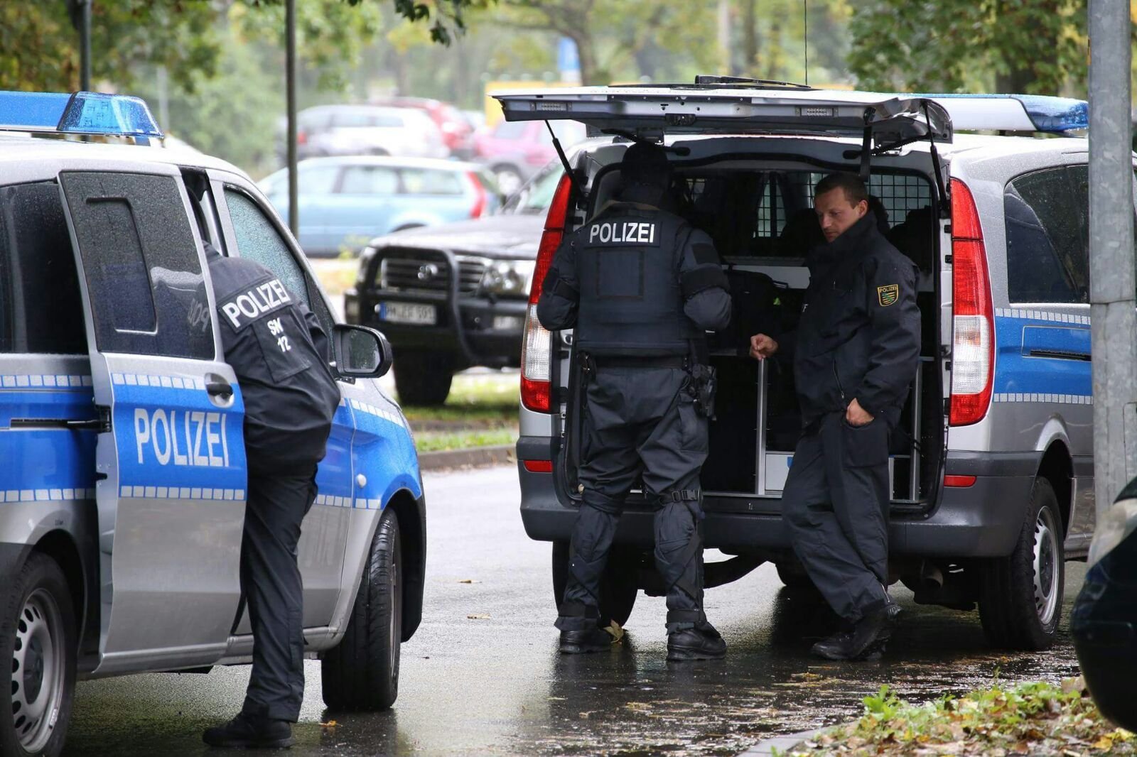 Polizisten sind am Samstag in einem Chemnitzer Plattenbauviertel wegen des Verdachts auf einen Sprengstoffanschlag im Einsatz.