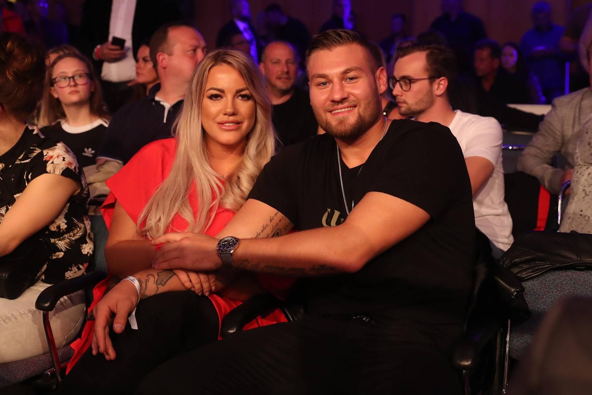 Tom Schwarz mit seiner damaligen Freundin Tessa, hier 2019 bei einem Kampfabend in Magdeburg.