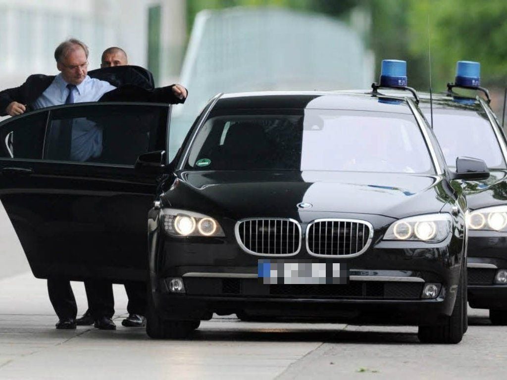 Reiner Haseloff und sein früherer Dienstwagen: Der BMW ist mittlerweile durch einen sparsameren Audi A 8 ersetzt worden.
