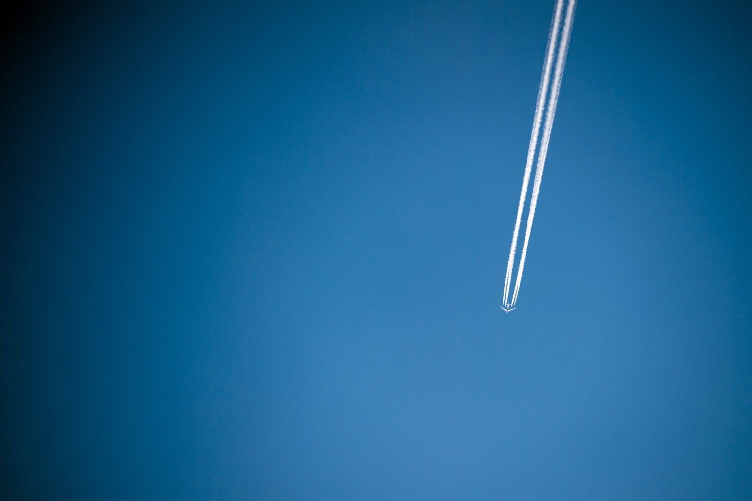 Nur ein Kondensstreifen ist am sonst strahlend blauen Himmel zu sehen.