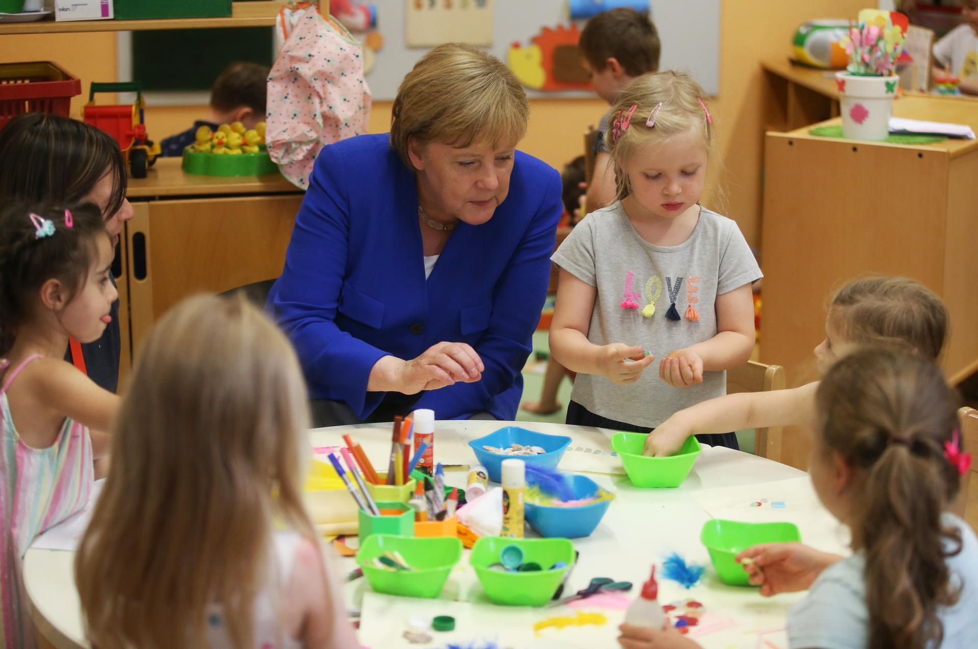 Bundeskanzlerin Angela Merkel (CDU) besuchte das Caritas Zentrum Kalk und begrüßt die Kinder beim Basteln und Experimentieren.