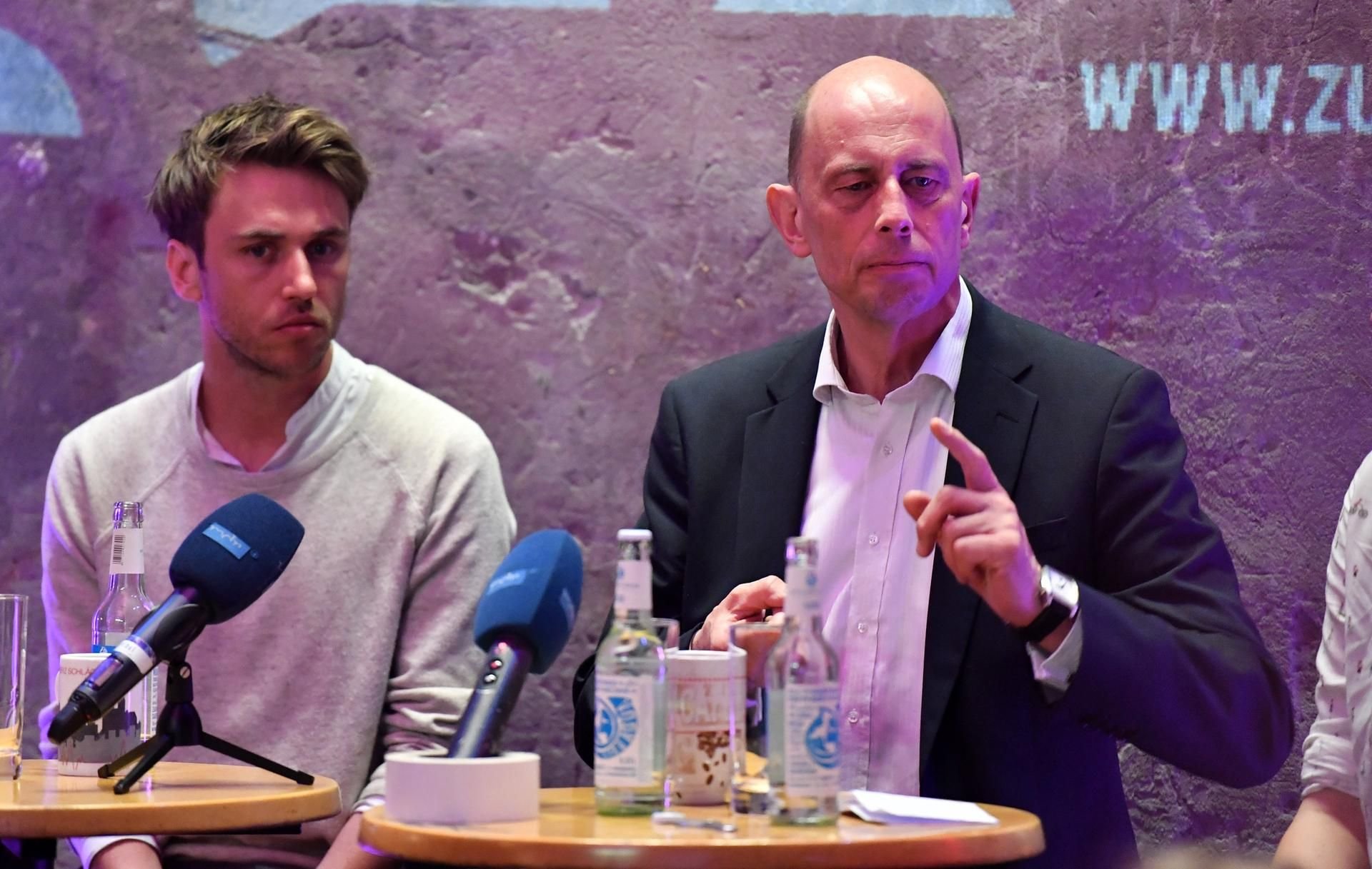 Der Erfurter Sänger und Songschreiber Clueso (Thomas Hübner) und Thüringens Wirtschaftsminister Wolfgang Tiefensee (SPD) sitzen in Erfurt (Thüringen) bei einer Pressekonferenz im Zughafen auf dem Podium.