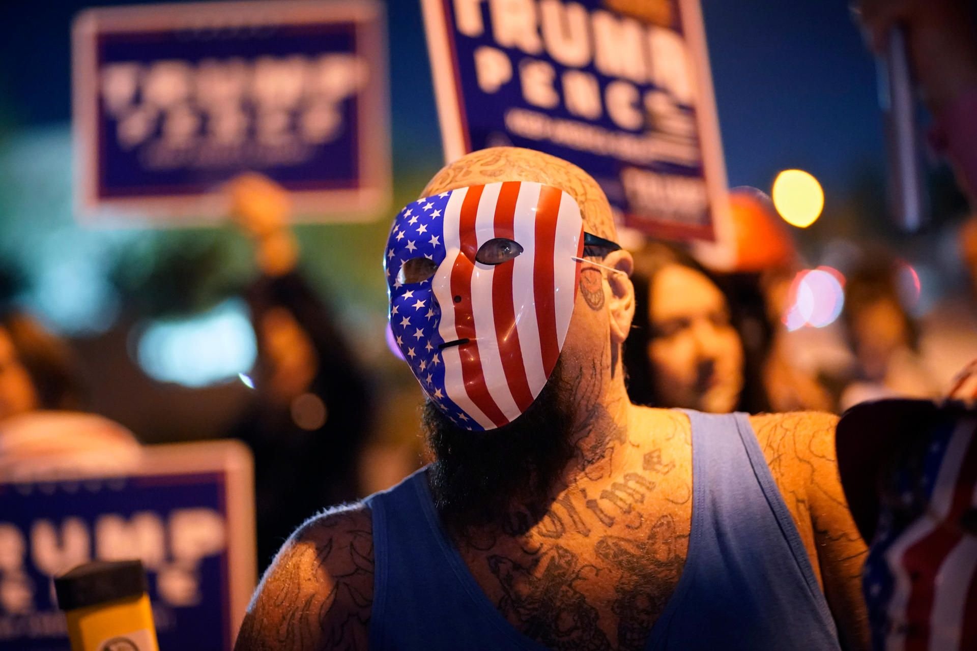 Anhänger von US-Präsident Trump protestieren gegen die Abstimmung im Bundesstaat Nevada vor dem Clark County Election Department.