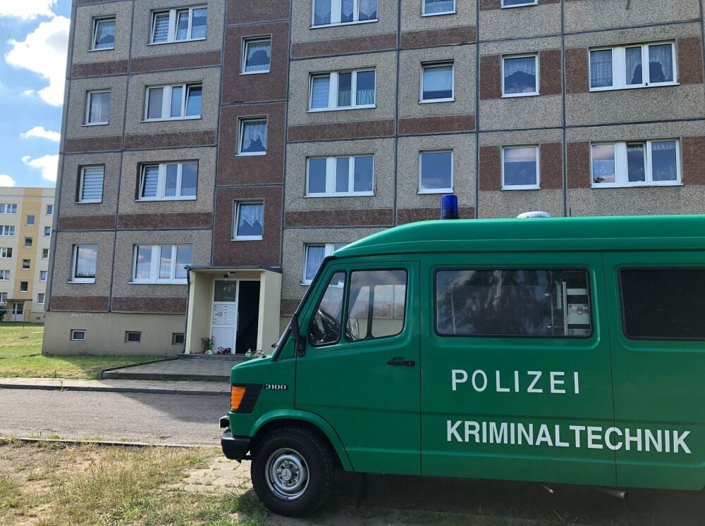 Ein Polizeibus parkte am Unglückstag vor dem Plattenbau in Querfurt.