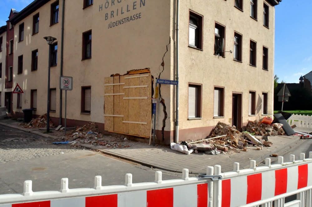 Das Loch in der Hauswand wurde provisorisch geschlossen.