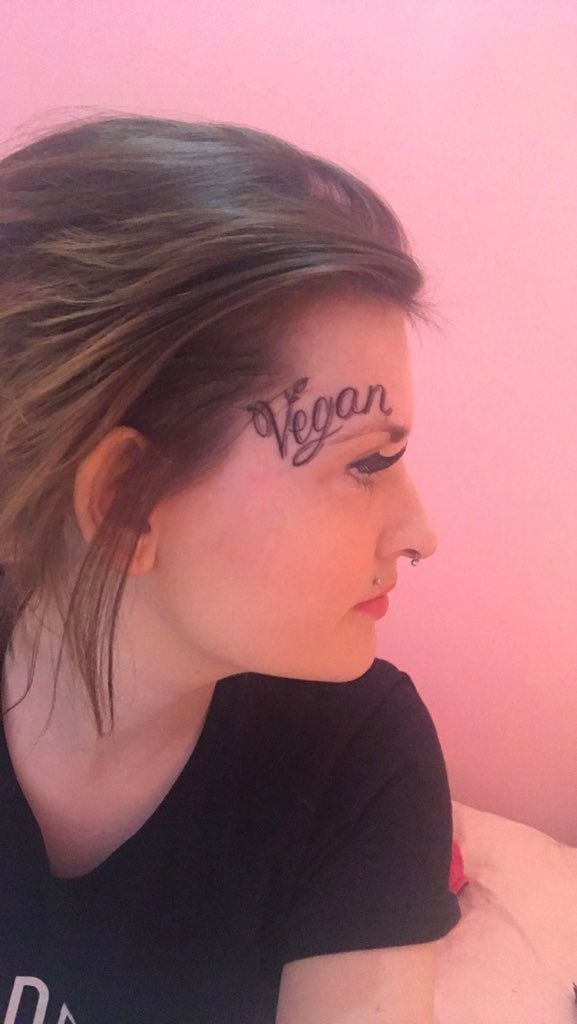 Für ihr „Vegan“-Gesichtstattoo erntet Twitter-Userin Kate derzeit viel Spott im Netz.