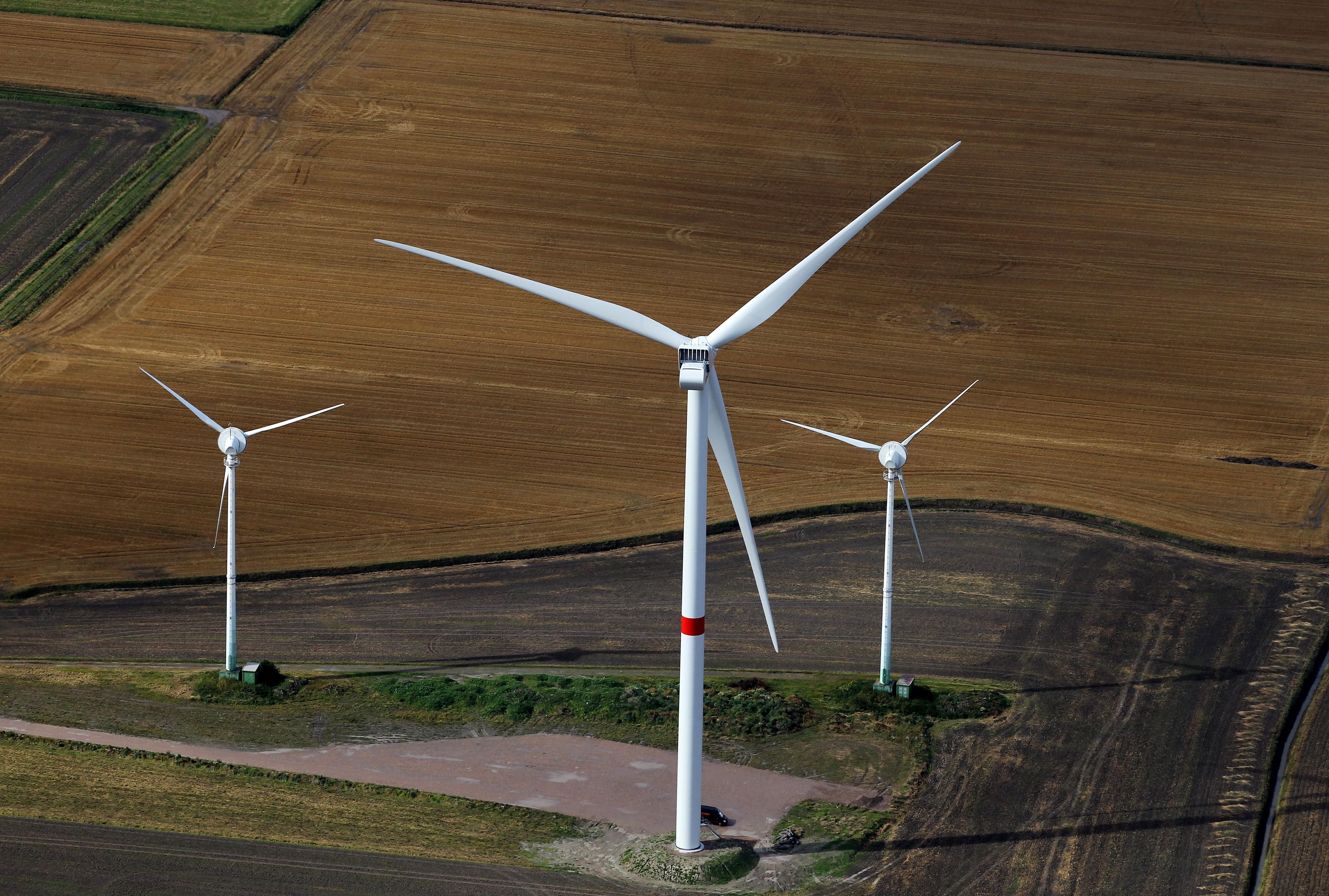 Windkraftanlagen vom Typ Vestas V112 stehen in einem Windpark bei Husum. Zwei Anlagen dieses Typs werden zurzeit in dem Park bei Borne gebaut.