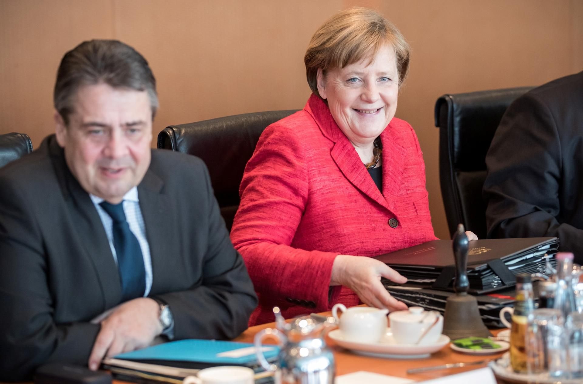 Vor dem Koalitionsgipfel herrschte im Kanzleramt zwischen Außenminister Gabriel und Kanzlerin Merkel gelöste Atmosphäre.