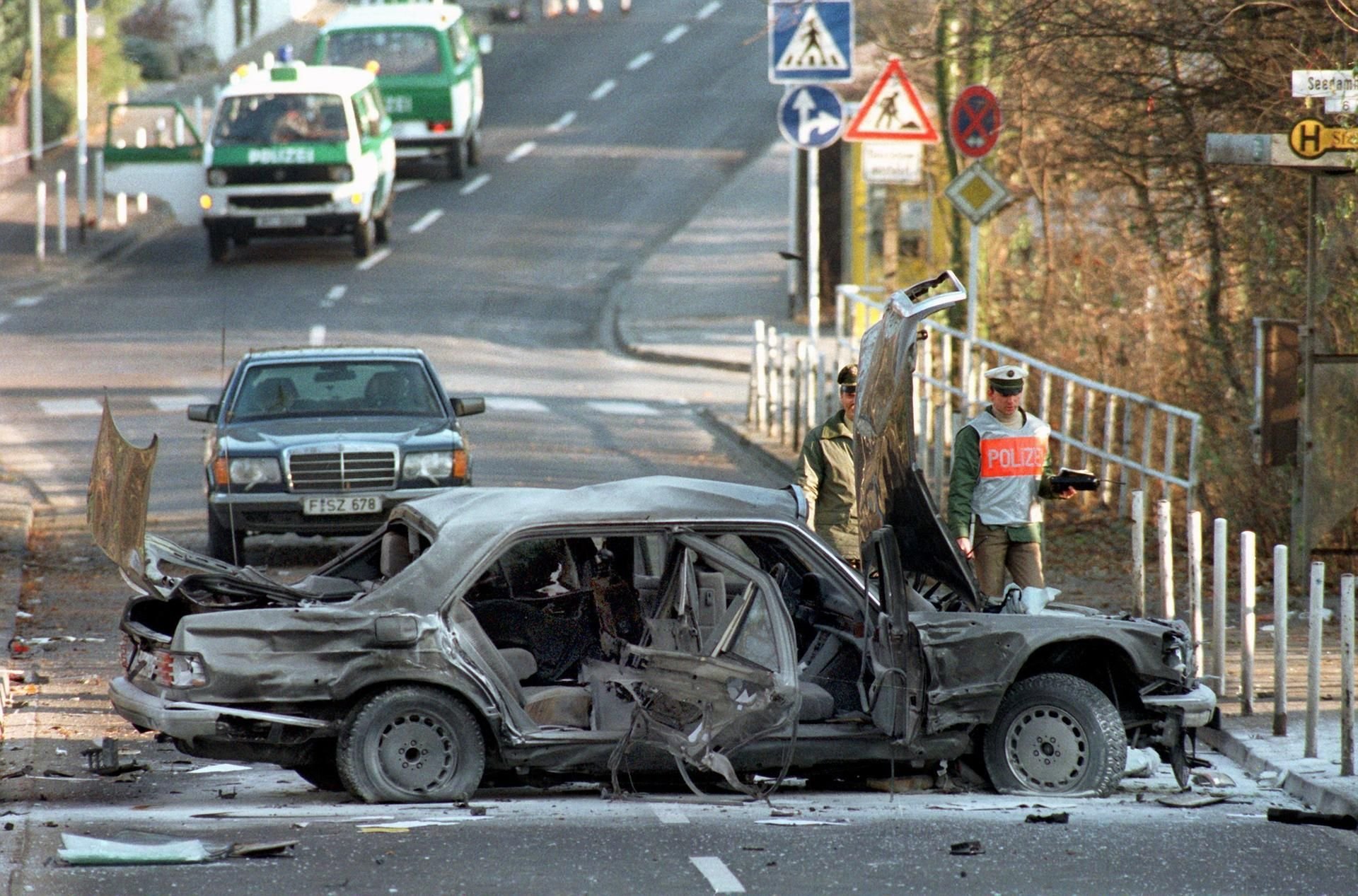 Im November 1989 verübte die Rote Armee Fraktion ein tödliches Bombenattentat auf den Vorstandssprecher der Deutschen Bank Alfred Herrhausen.