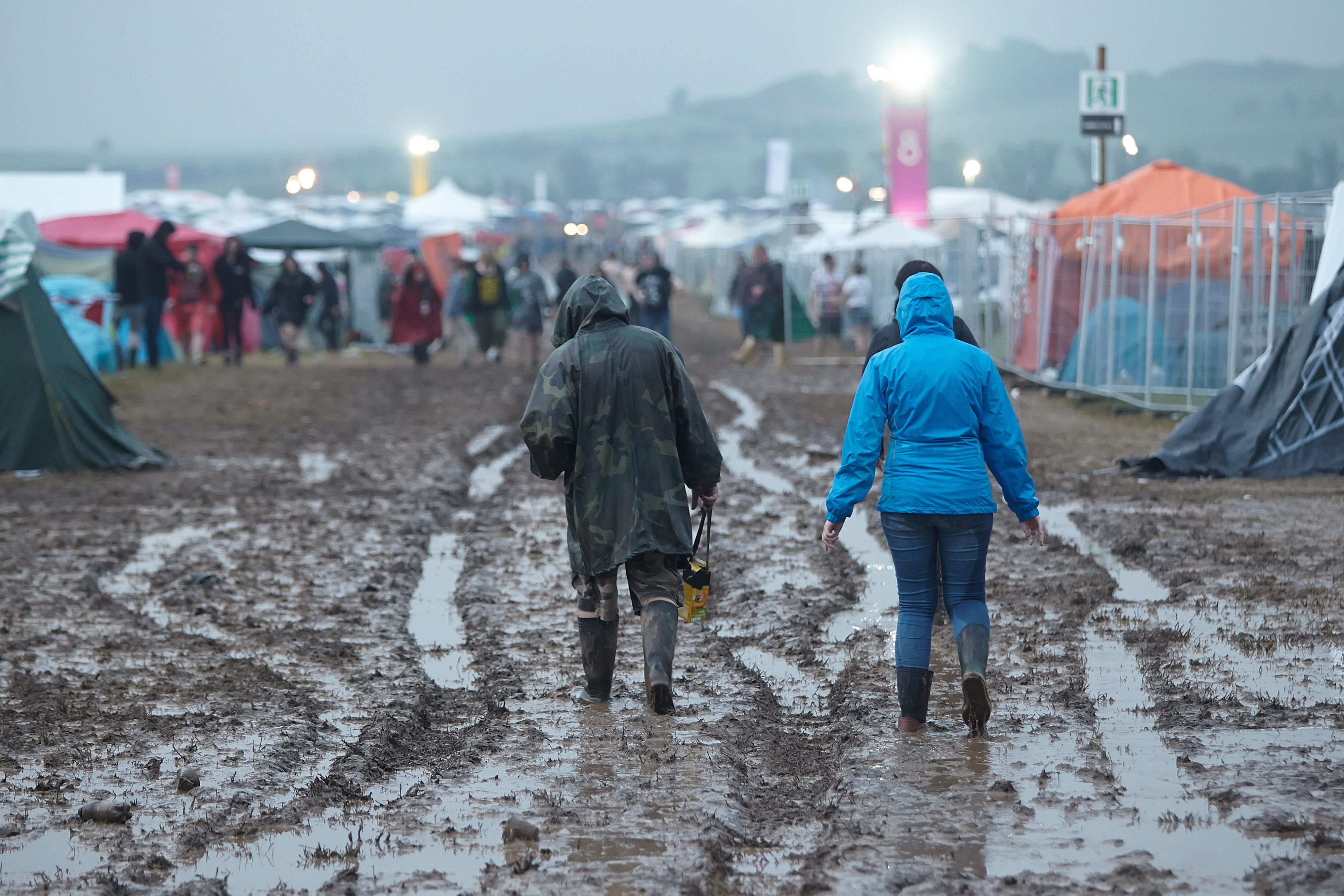 Das Festivalgelände ist zum Teil im Regen versunken.
