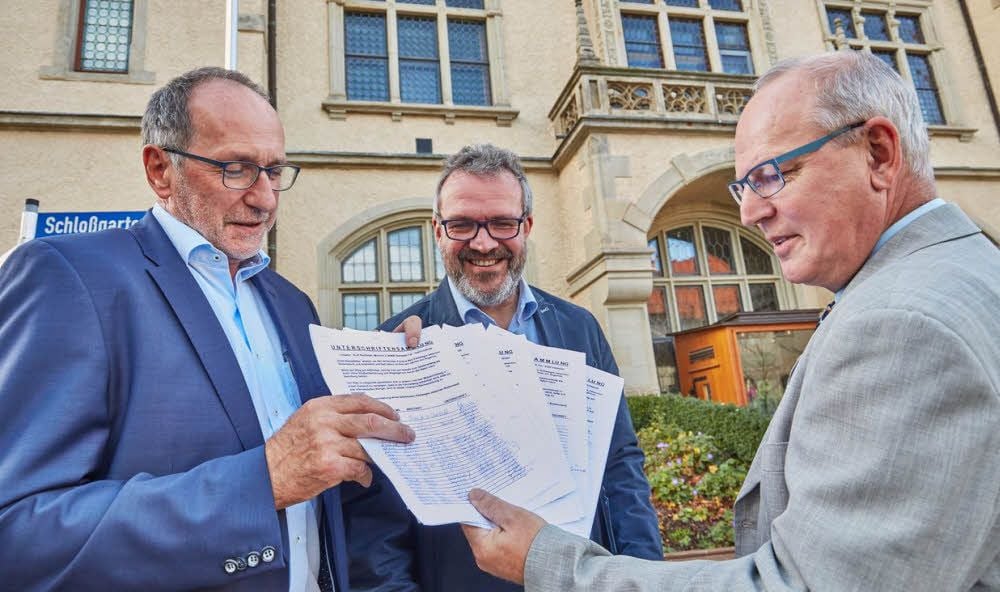 Kurt Kuchinke (re.) übergibt die Unterschriften an OB Henry Schütze (li.) und Dezernent Holger Dittrich.