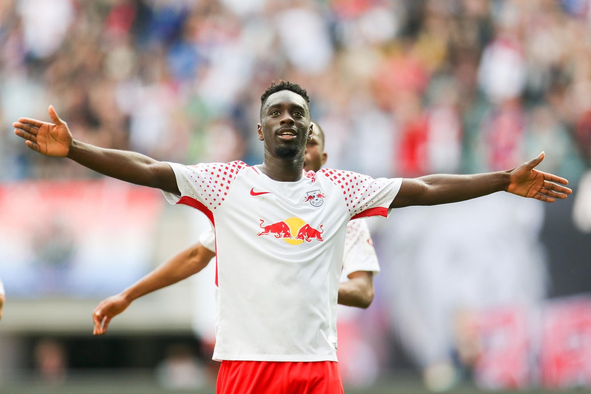 Beim 4:1-Erfolg über Wolfsburg ließ sich Leipzigs Angreifer Jean-Kévin Augustin zu recht feiern. Er hatte zwei Tore vorbereitet und eines selbst erzielt.