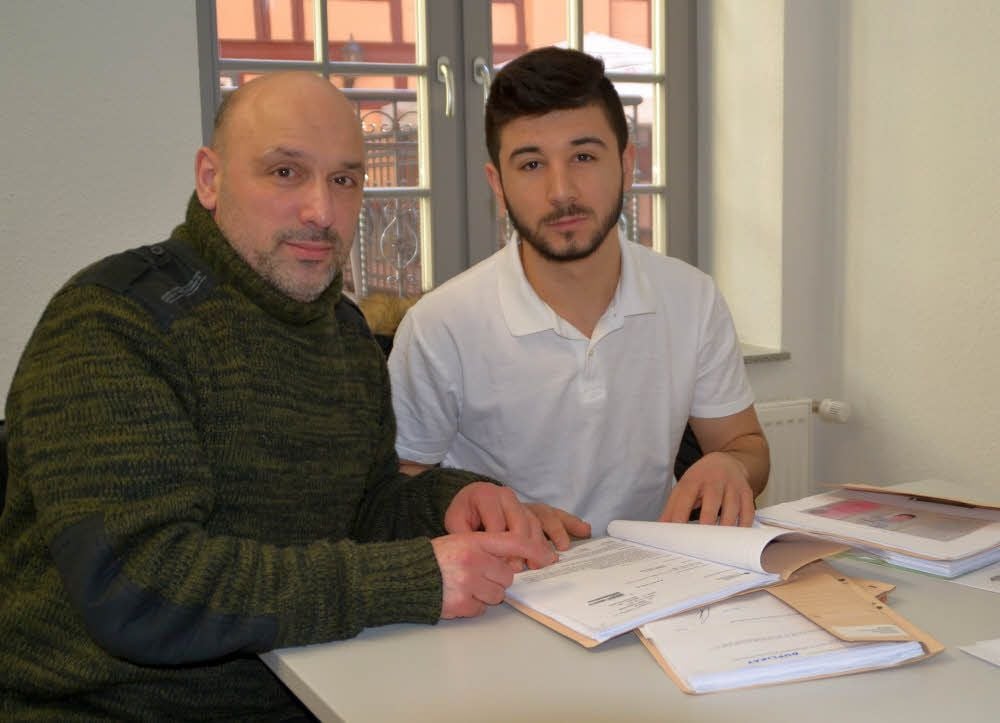 Jakub Ibrahimovic (links) fürchtet, dass die jahrelange Unterstützung für Yasin Karacan vergebens war, wenn der junge Mann abgeschoben wird.