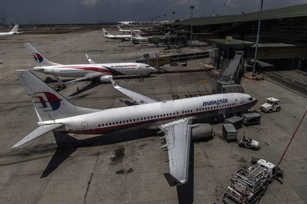 Flugzeuge von Malaysia Airlines stehen auf dem internationalen Flughafen von Kuala Lumpur.
