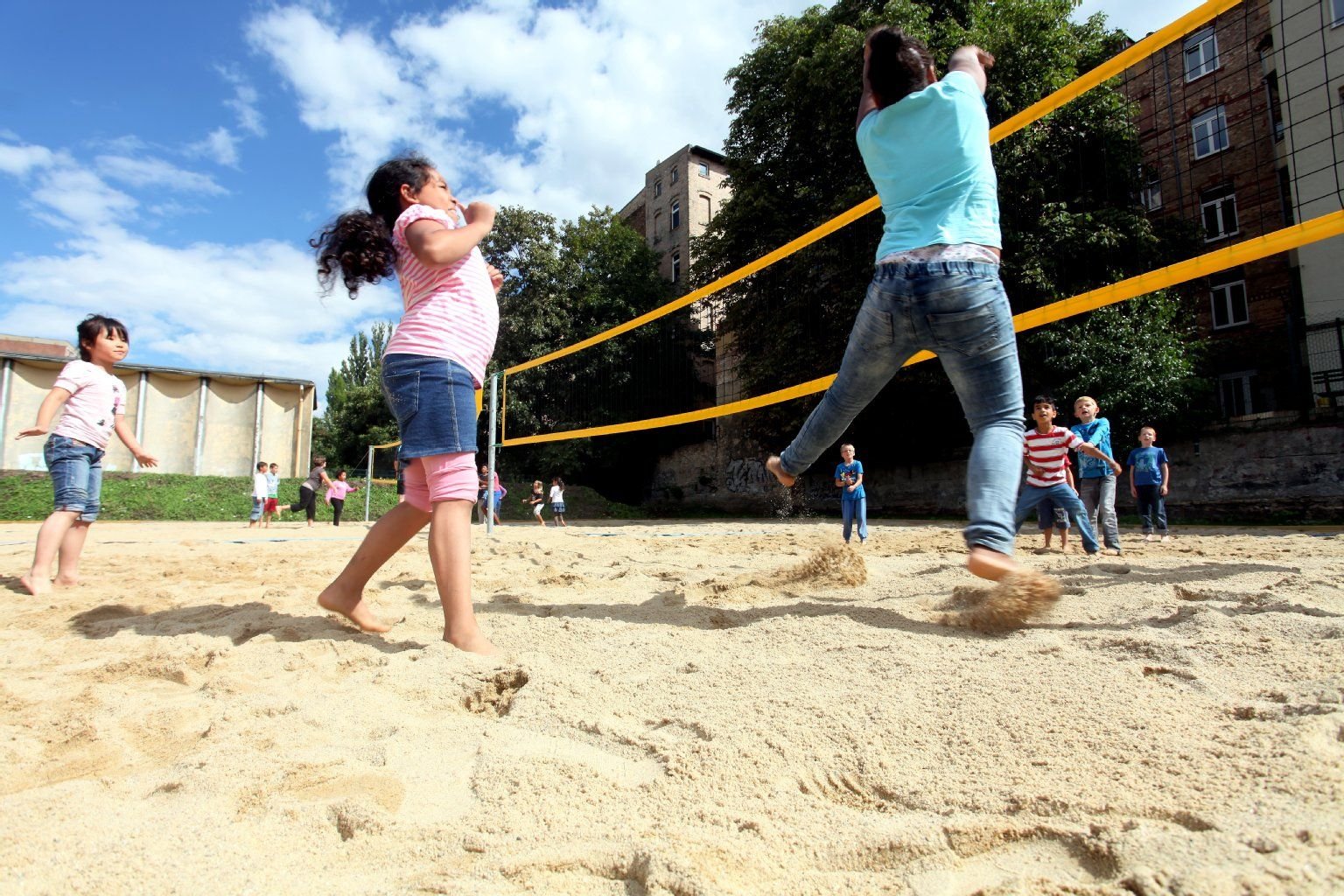 Kinder weihen am Mittwoch auf ihre Art die neue Beachvolleyballanlage in den Franckeschen Stiftungen ein.