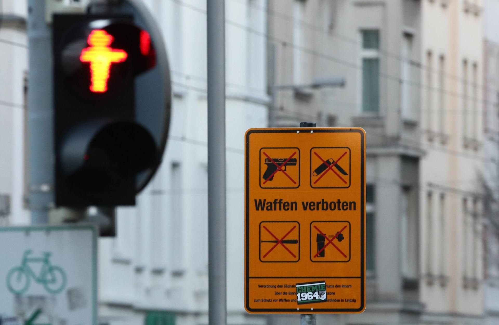 Andere Städte, wie in der Leipziger Eisenbahnstraße, haben auch eine Waffenverbotszone eingerichtet.