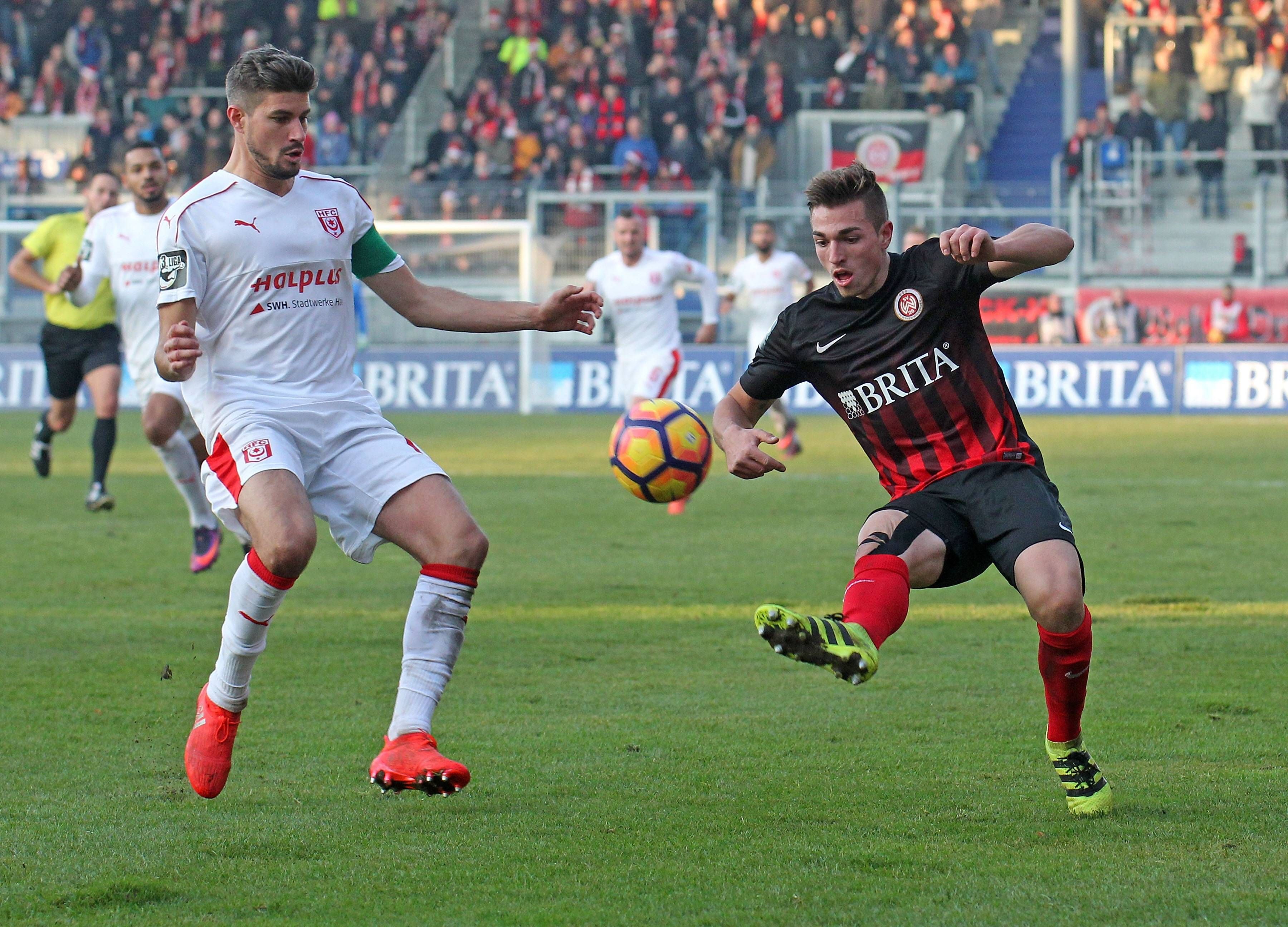 HFC-Verteidiger Stefan Kleineheismann im Duell mit Wiesbadens Luca Schnellbacher