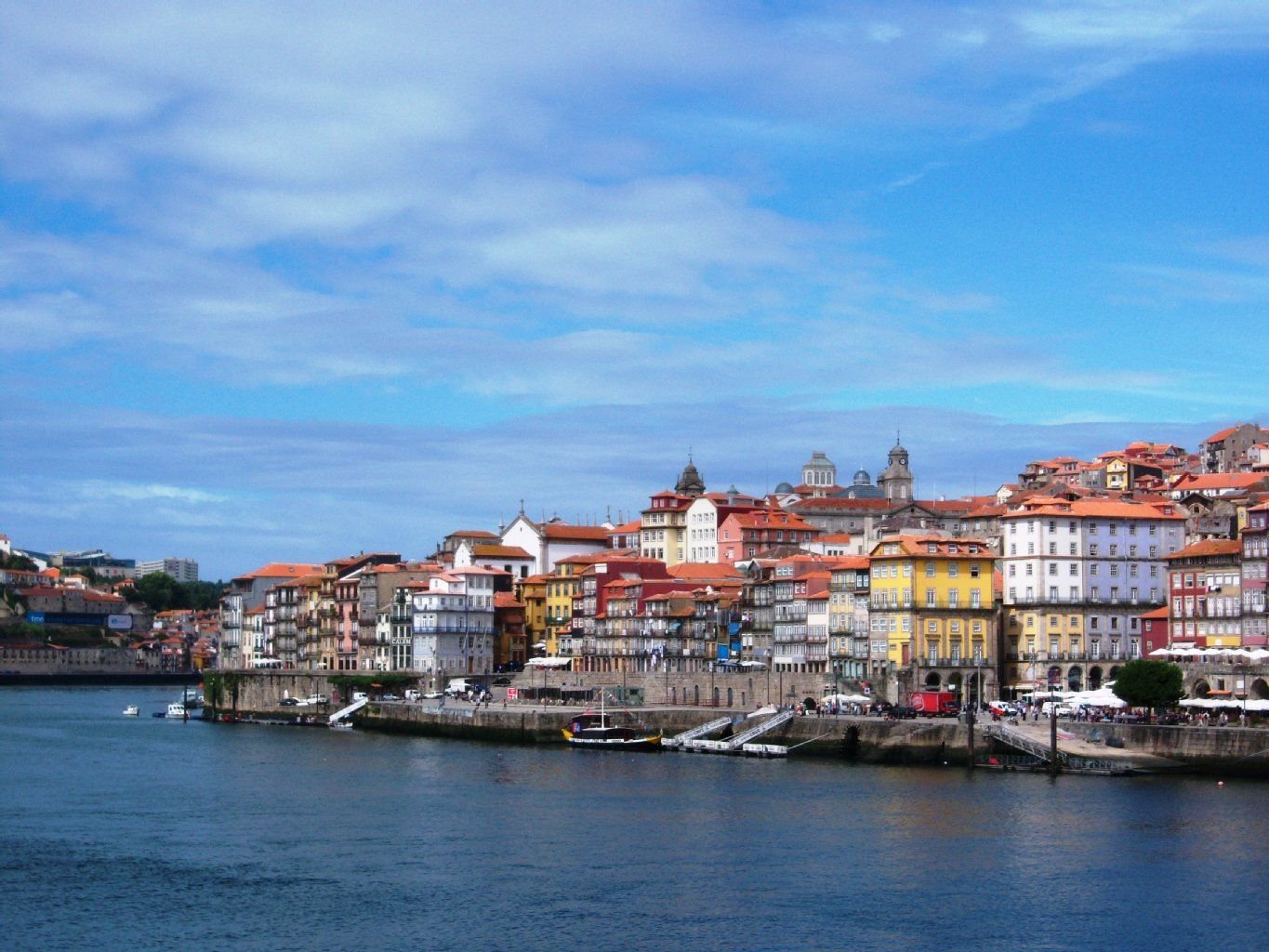 Bunte Häuser am Wasser: Porto, Portugal