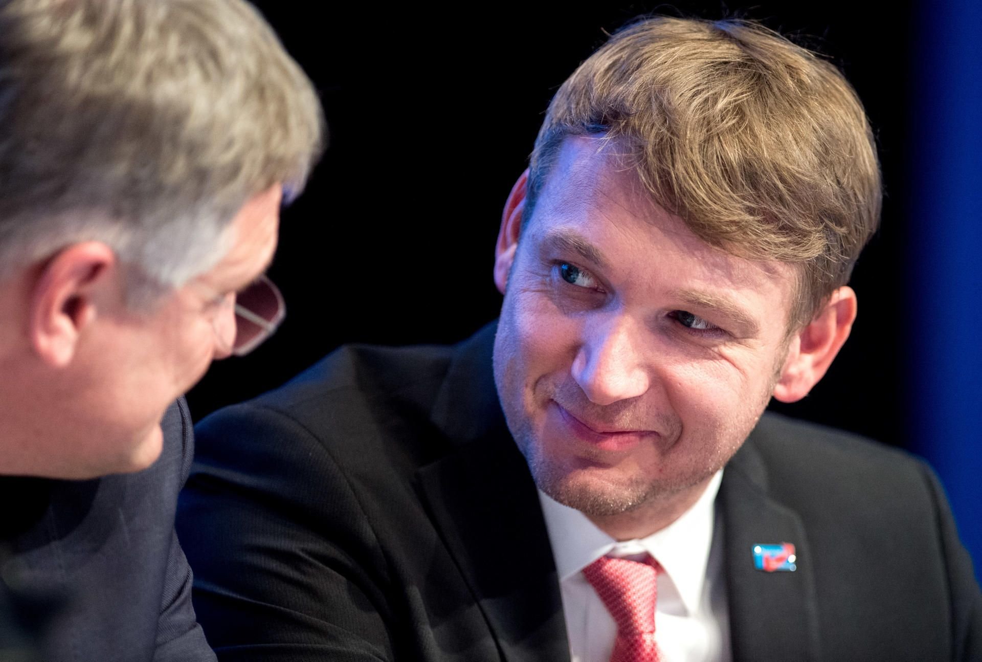 André Poggenburg, AfD-Landeschef aus Sachsen-Anhalt (r), und der AfD-Bundesvorsitzende Jörg Meuthen unterhalten sich