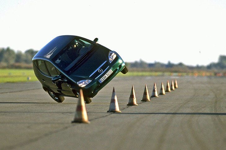 Am 21. Oktober 1997 ereignete sich das Debakel für Mercedes: Die A-Klasse kippte beim Elch-Test aufs Dach.