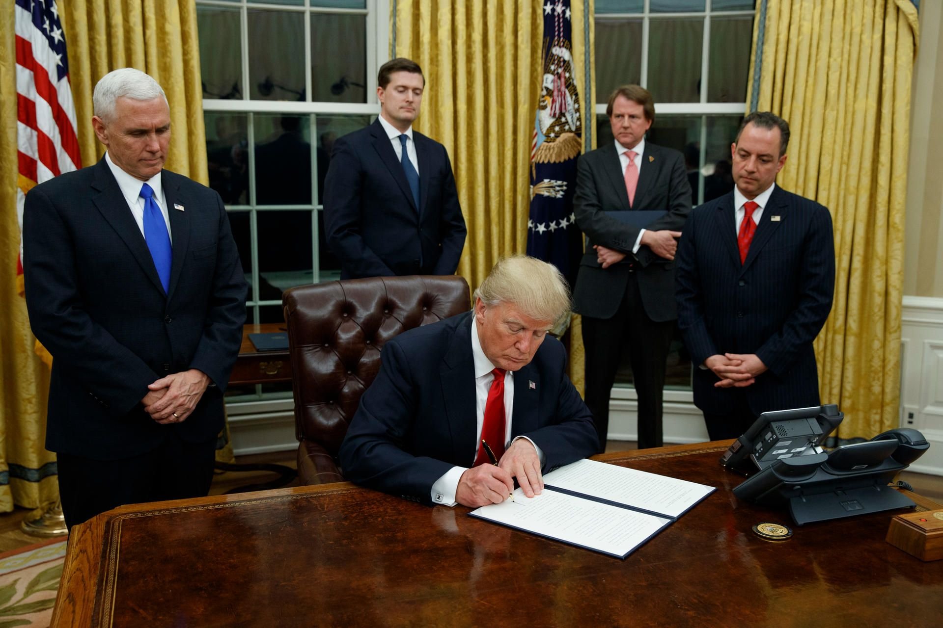 Donald Trump unterzeichnet ein Dekret.