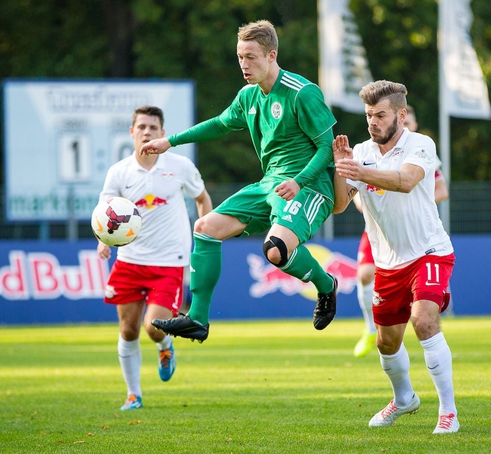 Auch Sandersdorfs Steffen Fritzsch (Nr. 16) konnte die deutliche Niederlage bei RB Leipzig II (in weiß) am Sonntag nicht verhindern.