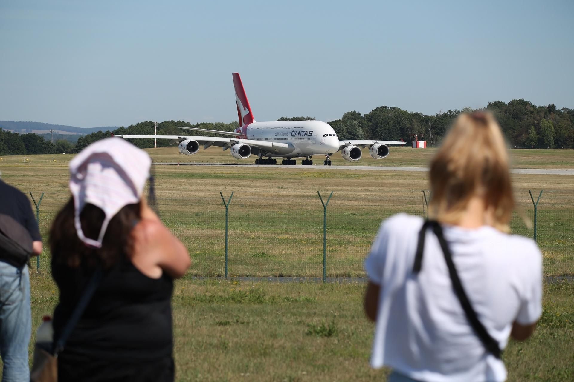 In Dresden ist am Freitagnachmittag ein Riesen-Airbus A380 gestartet.