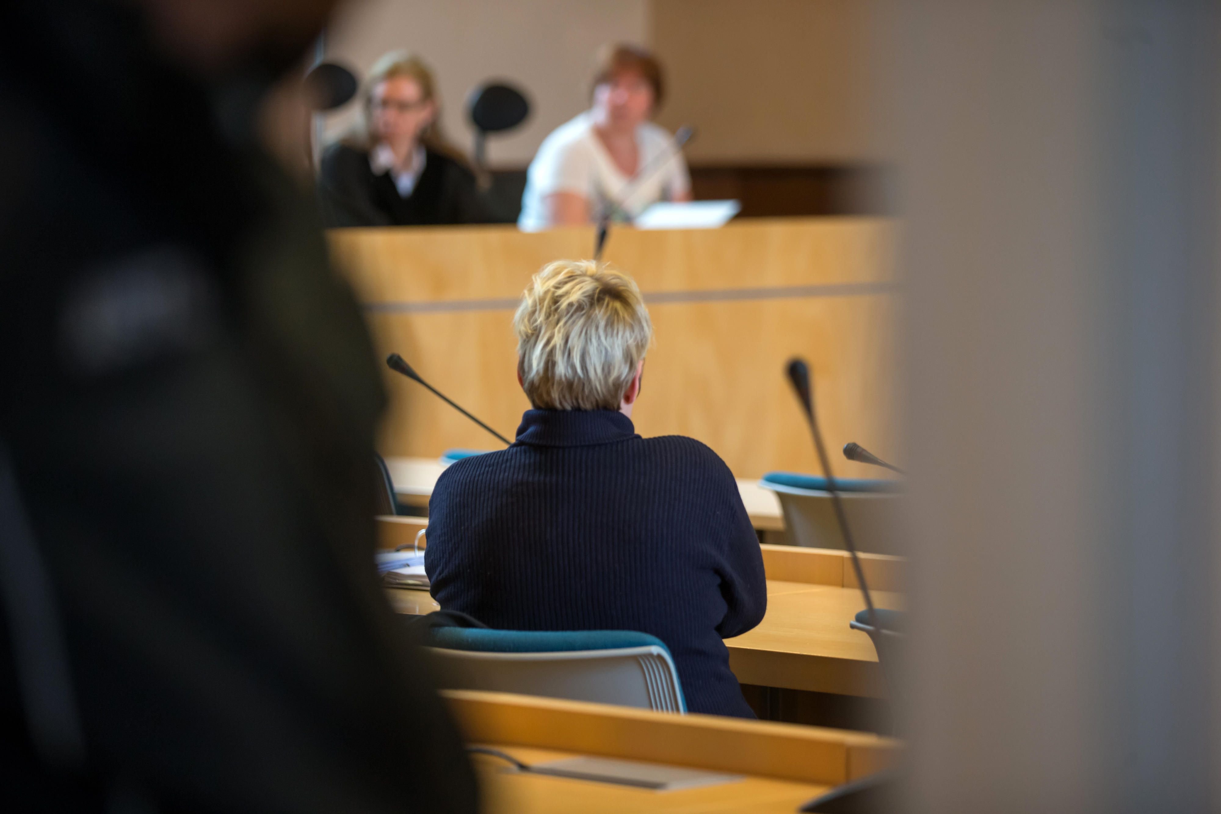 Die Angeklagte Alexandra R. sitzt vor dem Landgericht in Erfurt (Thüringen) vor Beginn des Prozesses wegen Mordes und Totschlags an zwei Neugeborenen.