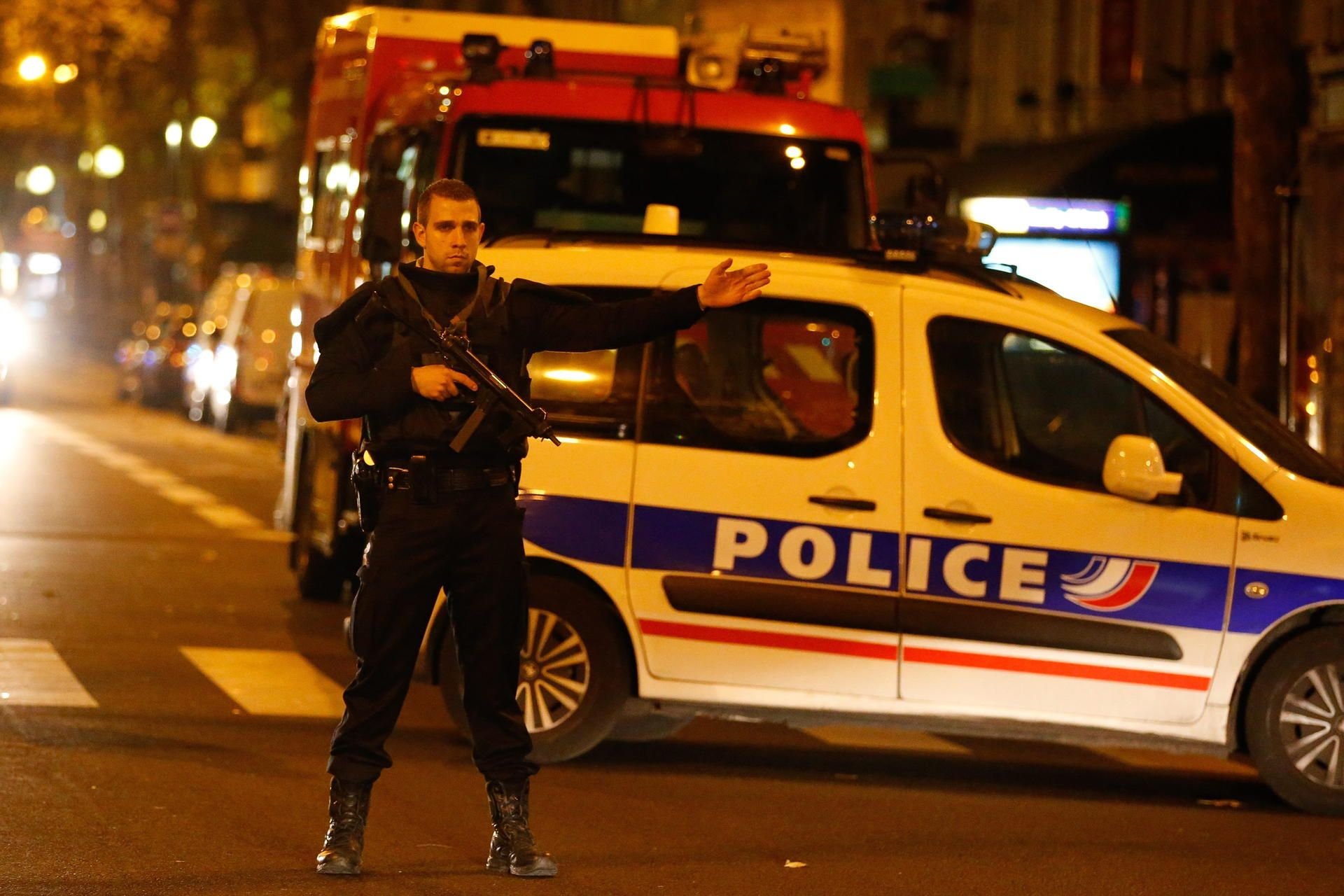 Ein bewaffneter Polizist sperrt in Paris eine Straße ab. In Bad Dürrenberg (Saalekreis) ist jetzt ein Verdächtiger festgenommen wurden, der im Zusammenhang mit dem Terroranschlag in Paris vom November 2015 mit einem Europäischem Haftbefehl aus Belgien gesucht wird.