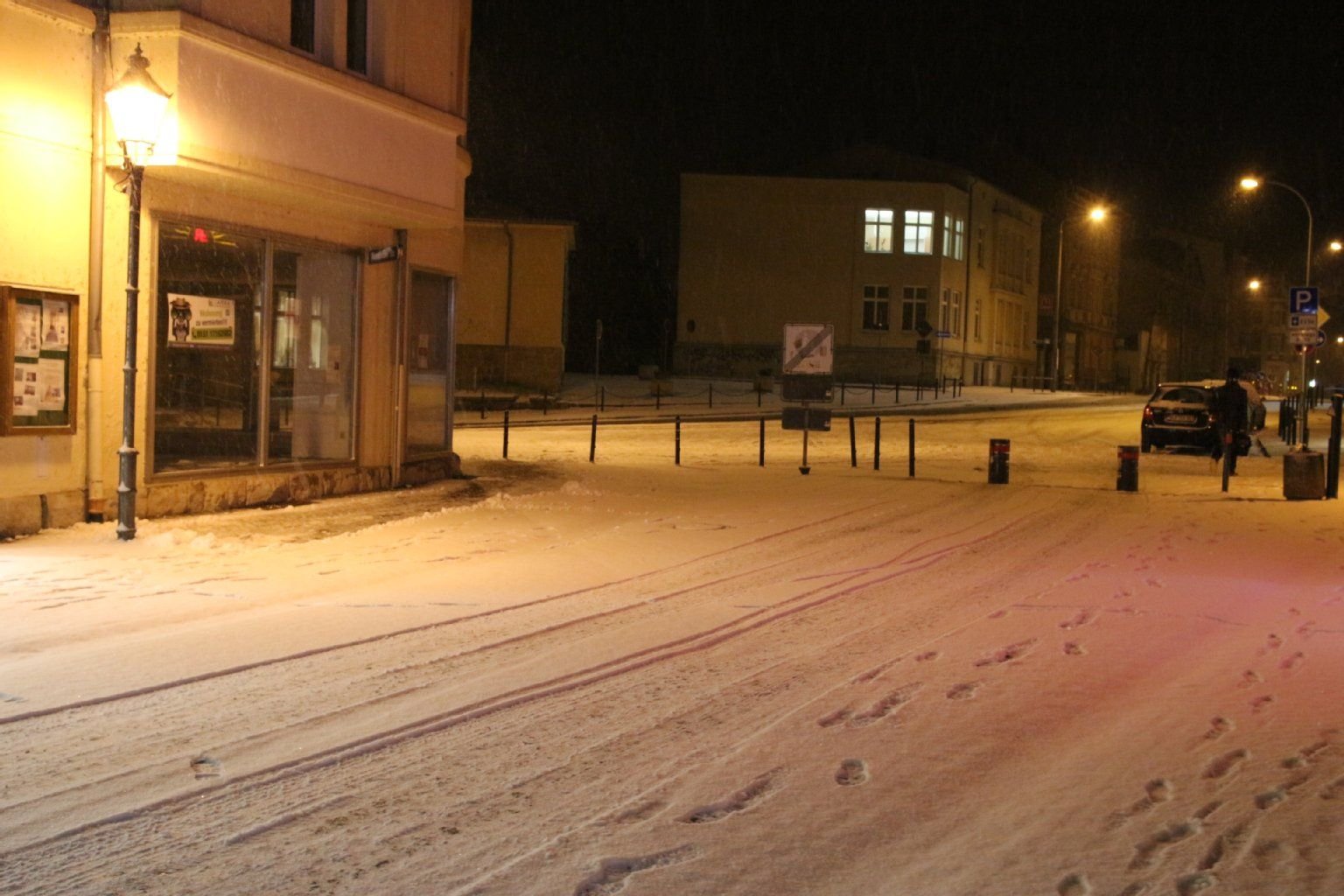 Mit einer geschlossenen Schneedecke und circa zwei Zentimetern Schnee startet Zeitz in den Montag.
