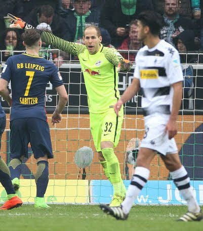 RBL-Torwart Peter Gulacsi (Mitte) beim Spiel gegen Mönchengladbach.