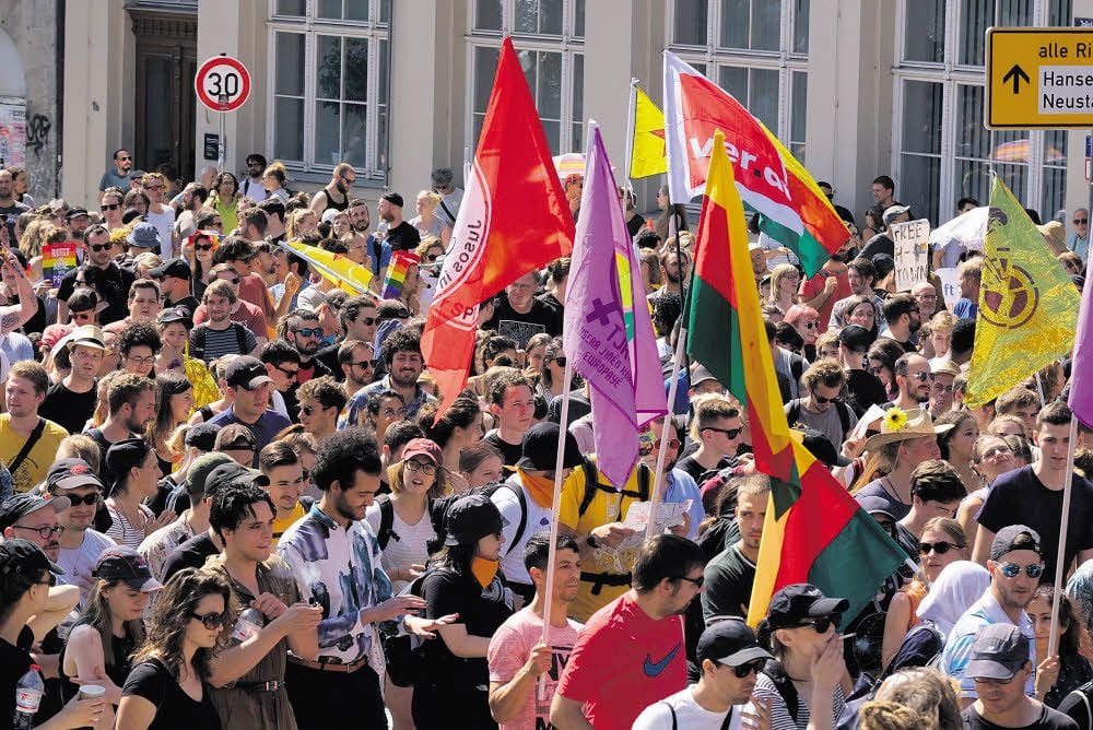 Tausende Hallenser waren am Sonnabend auf den Beinen, um ein Zeichen für Demokratie zu setzen - und den Anhängern der Identitären Bewegung keinen Platz zu lassen.