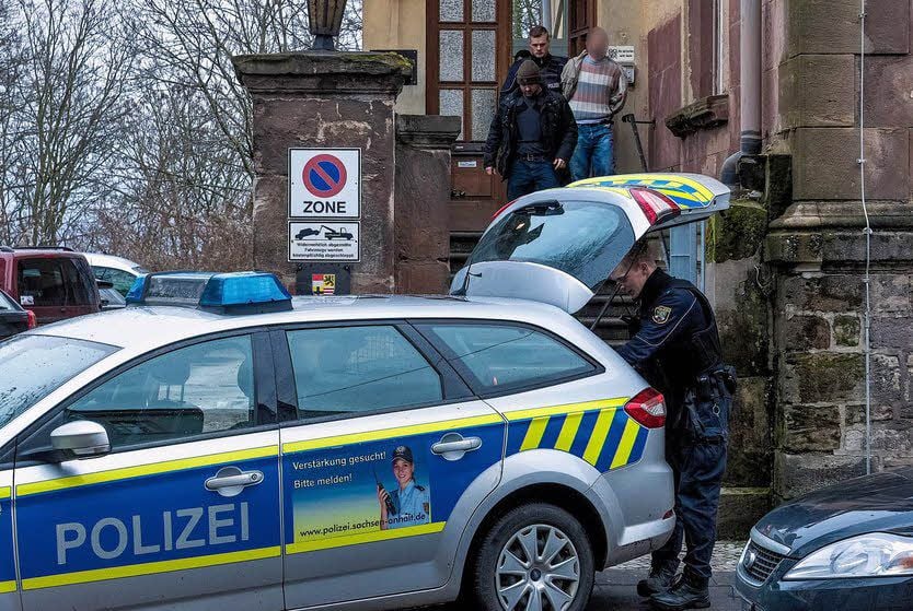 Nach seiner Anschlagsdrohung in der Ausländerbehörde in Merseburg hatten Polizeikräfte den Syrer überwältigt und festgenommen.