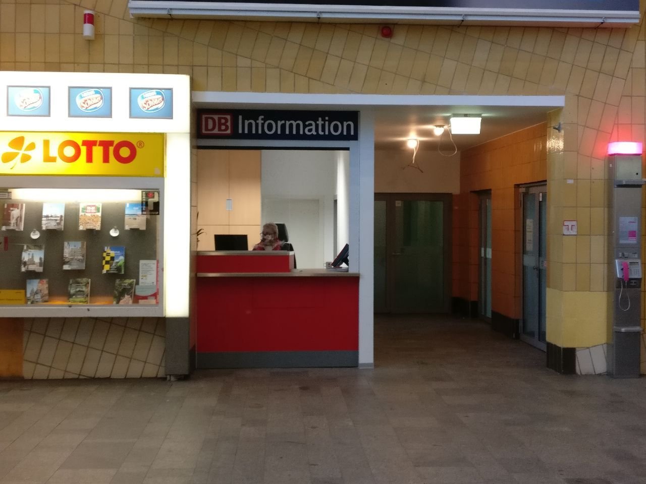 Die neue „DB Information“ am Dessauer Hauptbahnhof.