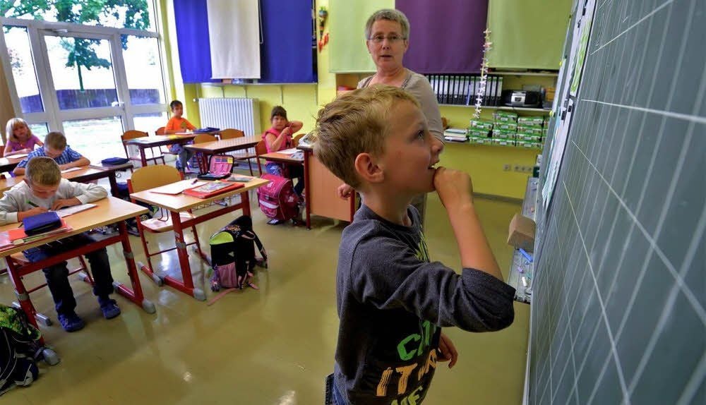 Ein Schüler steht in der Grundschule in Neu Königsaue an der Tafel.