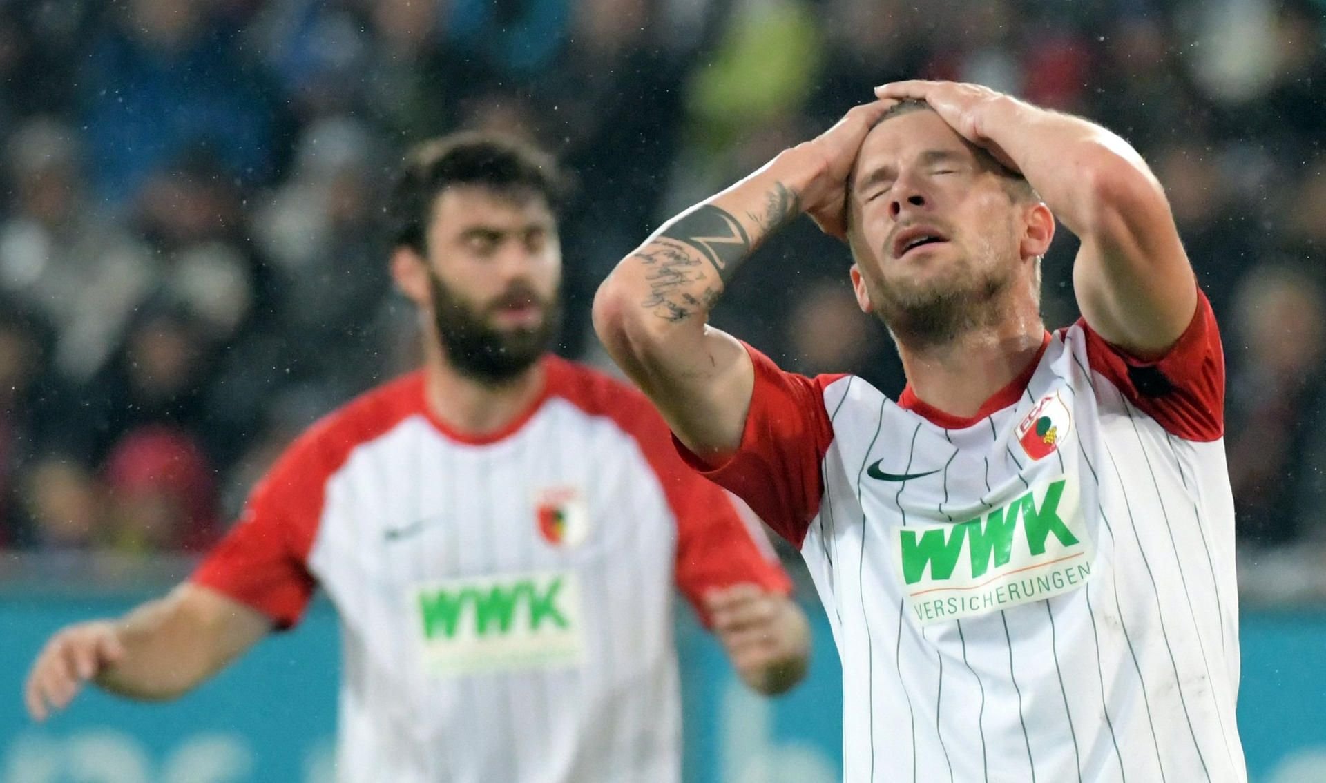 Augsburgs Kapitän Daniel Baier droht ein Nachspiel durch den DFB.