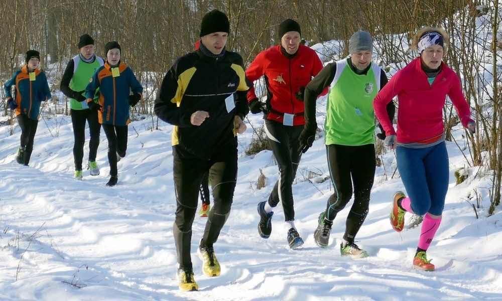 Johanna Petzold (rechts) vom LC Dübener Heide Radis hat erneut den Wintercross durch den Piesteritzer Volkspark gewonnen.