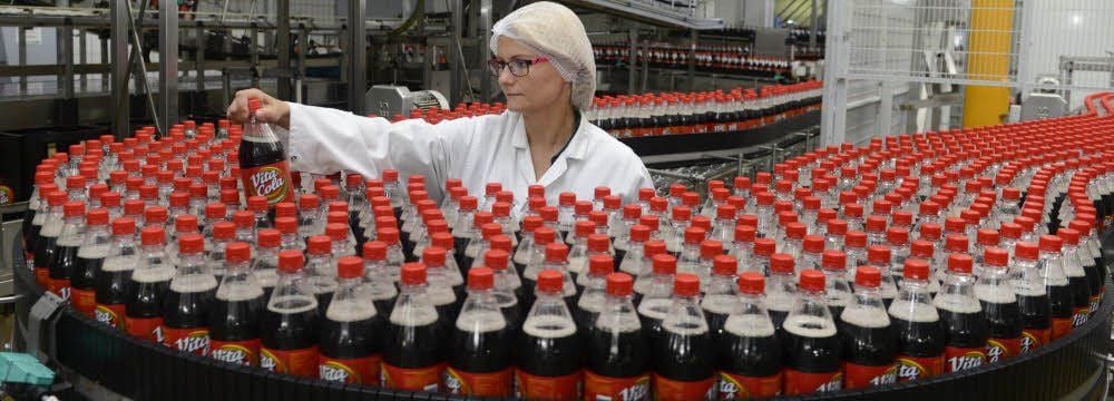 In Schmalkalden laufen tausende Vita-Cola-Flaschen vom Band. Die stellvertretende Produktionsleiterin Anne Kaltofen kontrolliert die Abfüllung.