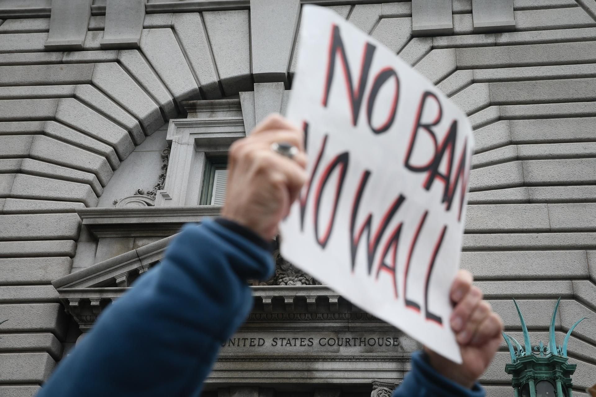 Demonstrant vor dem Gericht in San Francisco