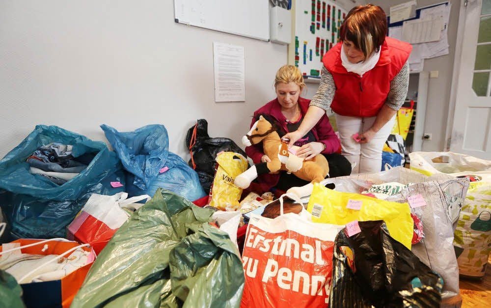 Adelheid und Cindy (l.) Reich beschriften die Spendentüten, die von den Menschen abgegeben wurden.