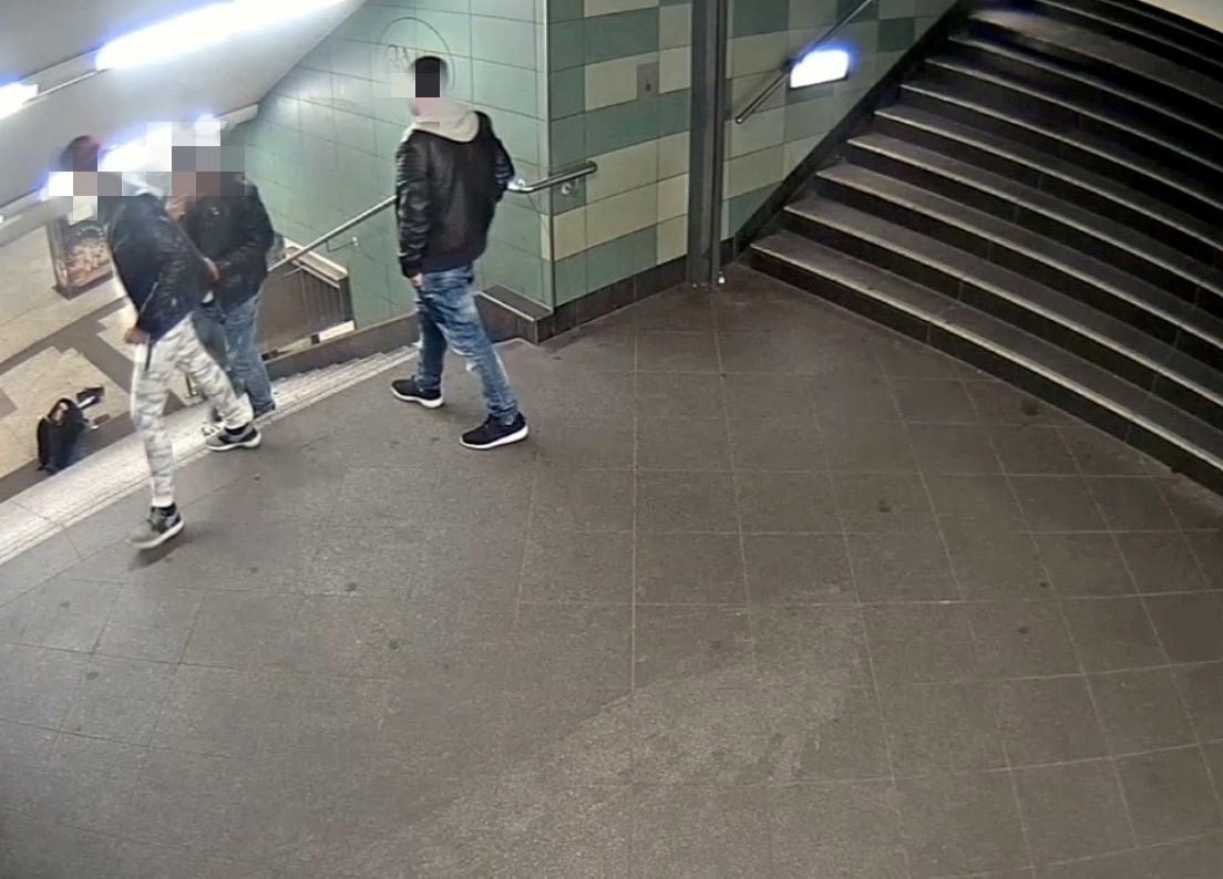 Tatort Hermannstraße: Das Opfer liegt am Boden, die drei Männer gehen rauchend weiter.