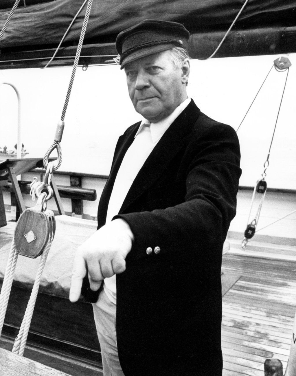 Helmut Schmidt 1982 an Bord eines Schiffs in der Kieler Förde.